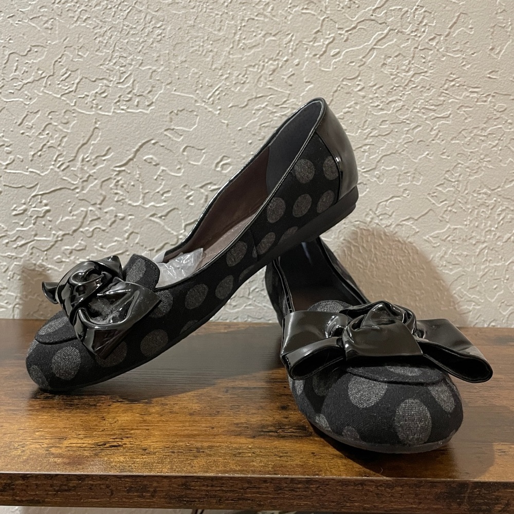 Brand New J Renee Polka Dot Ballet Flats w Patent Bow Sz 9 1/2